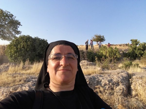 Schwester Hatune auf ihrer Mission im Grenzgebiet zu Syrien und dem Irak